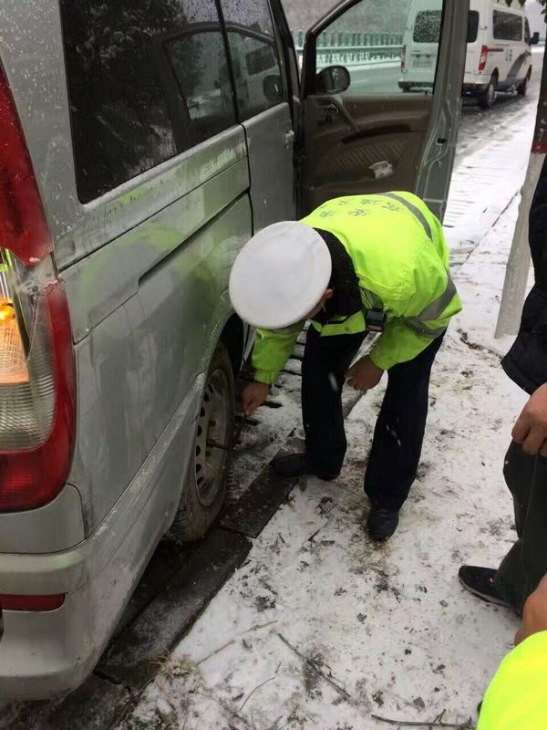 安康大范围雨雪天气多路段积雪结冰 交警提醒勿走西汉高速 安康大范围雨雪天气多路段积雪结冰 交警提醒勿走西汉高速