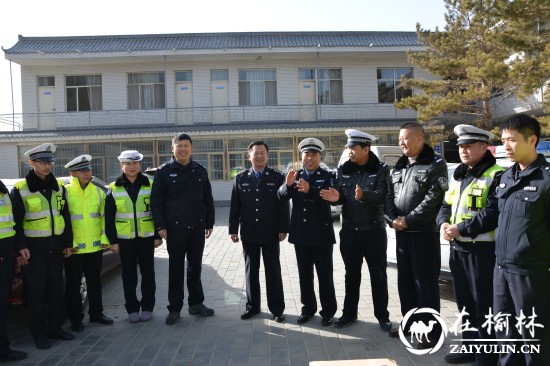 靖边交警大队大队长王世岗春节期间看望慰问一线民警