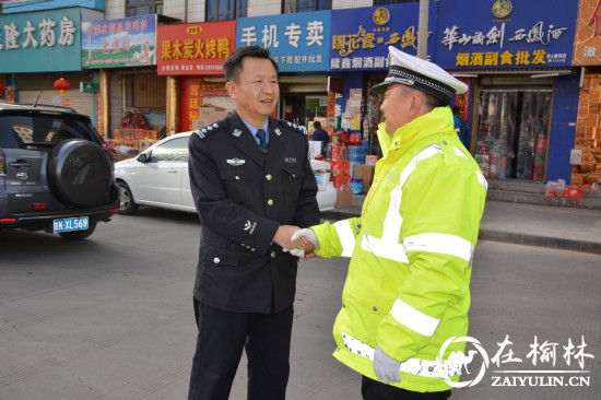 靖边交警大队大队长王世岗春节期间看望慰问一线民警