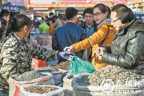 市场繁荣人人乐。刘继远摄