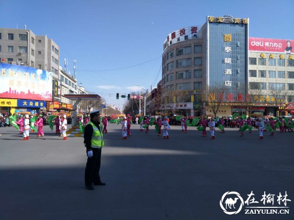 靖边交警全力保障2017年正月秧歌演出活动期间交通安全畅通