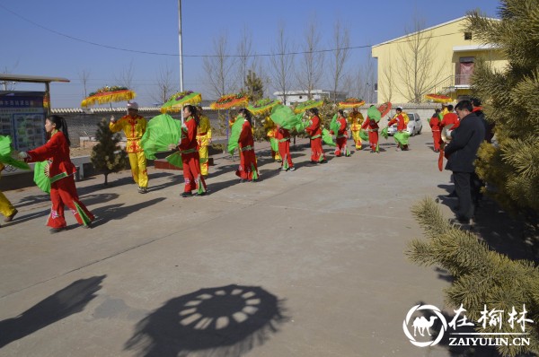 神木县锦界镇秧歌队到延安铁路公安处神木西站派出所送秧歌