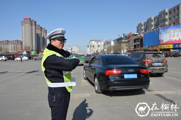 靖边交警圆满完成元宵节秧歌汇演期间道路交通安全保卫工作