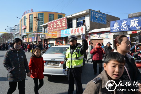 靖边交警圆满完成元宵节秧歌汇演期间道路交通安全保卫工作