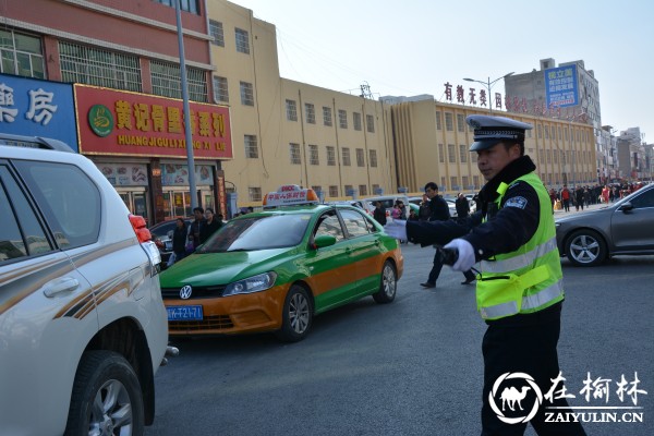 靖边交警圆满完成元宵节秧歌汇演期间道路交通安全保卫工作