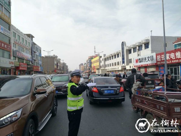 靖边交警大队城区二中队启动助学护送岗确保学生交通安全