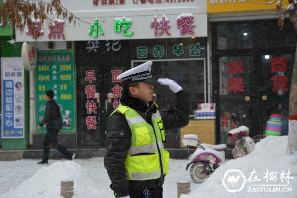 靖边交警随雪而动抗击冰雪保安全