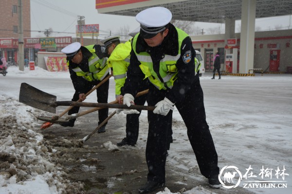 靖边交警随雪而动抗击冰雪保安全