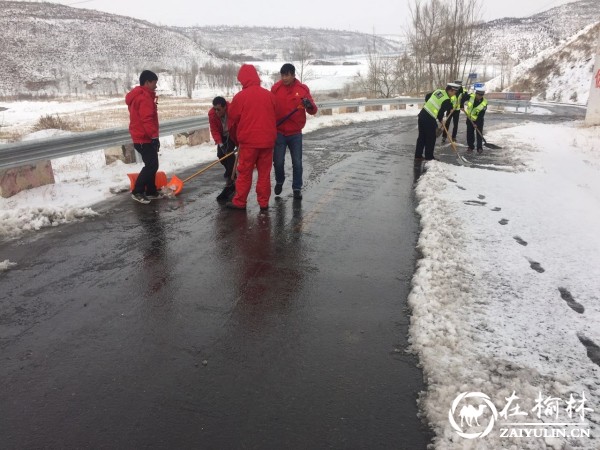 靖边交警随雪而动抗击冰雪保安全