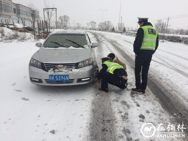 靖边交警随雪而动抗击冰雪保安全