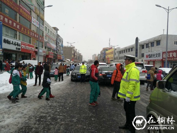 靖边：雪中忆情暧人心 交警护学保安全