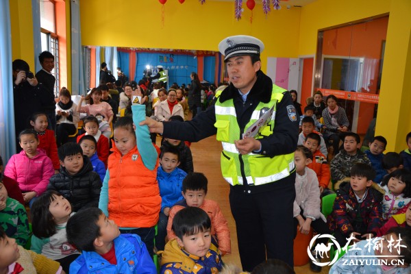 靖边交警携手靖边梦想金话筒将交通安全带回家