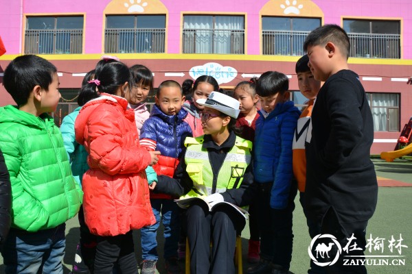 靖边女警进校园讲交规迎“三八”