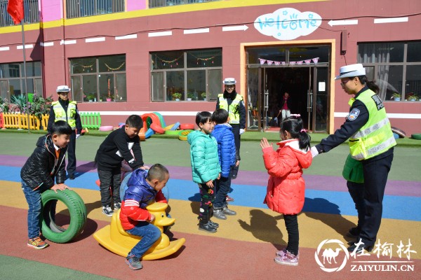 靖边女警进校园讲交规迎“三八”