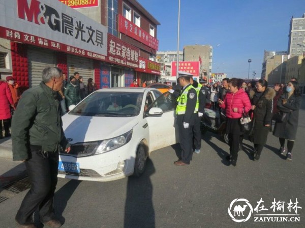 靖边交警联合学校集中整治校园周边交通秩序