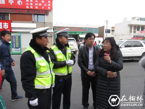 靖边交警利用放学高峰期宣传交通安全知识