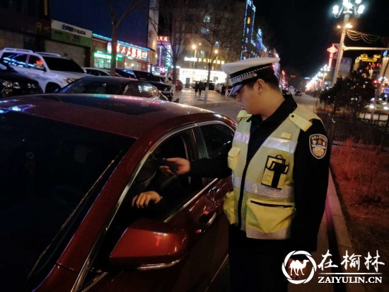 清明节前夕靖边交警突击夜查酒驾取实效