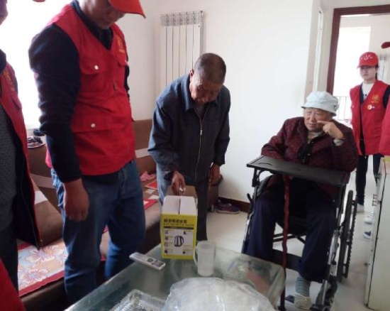 榆阳区驼峰办金林社区组织党员志愿者帮扶困难户