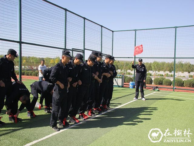 靖边巡特警大队在五台森林公园操场举办八人九足比赛