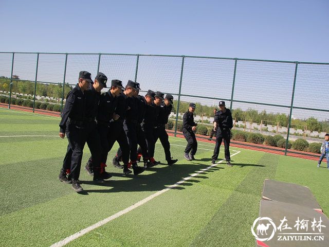 靖边巡特警大队在五台森林公园操场举办八人九足比赛