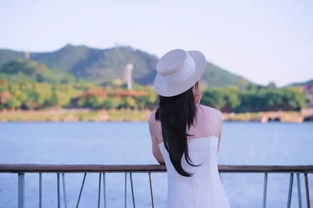 米脂县杨家沟镇：　一黄一红绘“丰”景